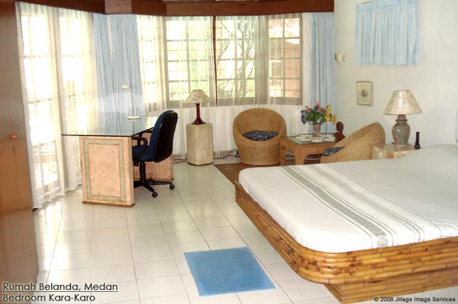 Guesthouse Medan Rumah Belanda bedroom Karo Karo with king size bed, working area and wide triple wardrobe